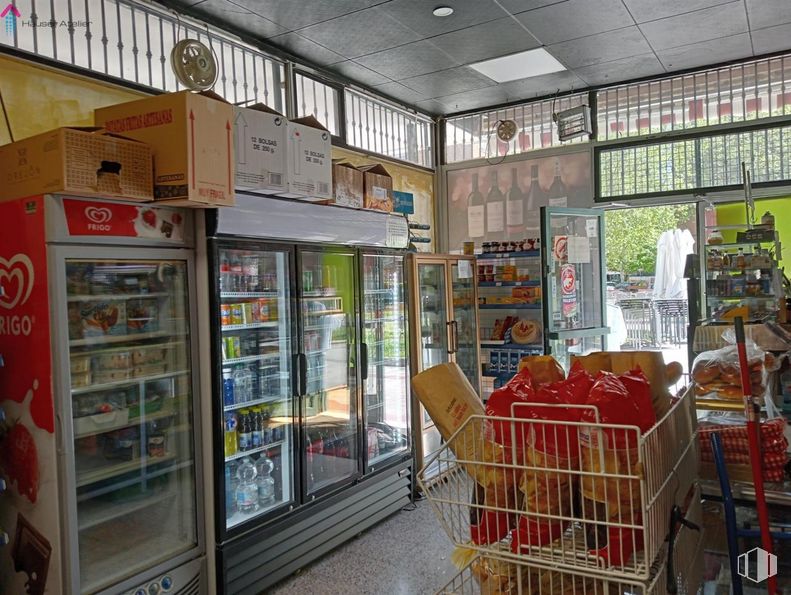 Retail for rent at Avenida Cantabria, Barajas, Madrid, 28042 with refrigerator, shelf, shelving, publication, retail, door, customer, shopping cart, service and building around