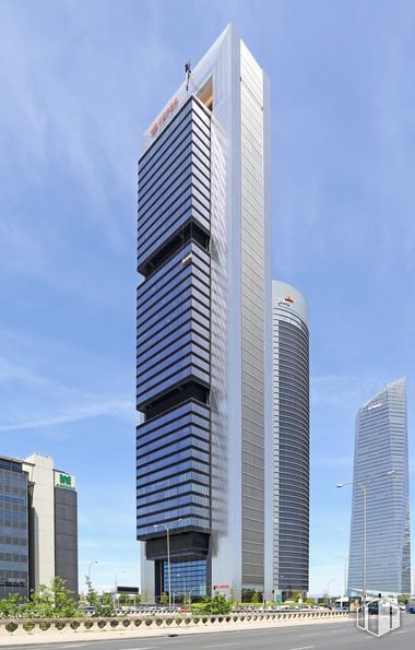 Oficina en alquiler en Torre Foster, Paseo Castellana, 259A, Fuencarral - El Pardo, Madrid, 28046 con edificio, cielo, rascacielos, tiempo de día, torre, bloque de pisos, condominio, diseño urbano, edificio comercial y fachada alrededor