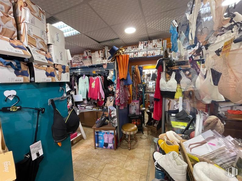 Local en venta en Centro, Moralzarzal, Madrid, 28411 con bolsa, zapato, taburete, parte superior, venta al por menor, plástico, mercado, estante, estantería y tienda outlet alrededor