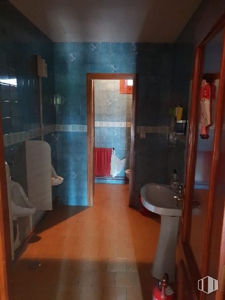 Local en venta en Avenida Serranía Ronda, Valdemorillo, Madrid, 28210 con fregadero, zapato, grifo, accesorio de fontanería, edificio, baño, diseño de interiores, piso, lavabo de baño y casa alrededor