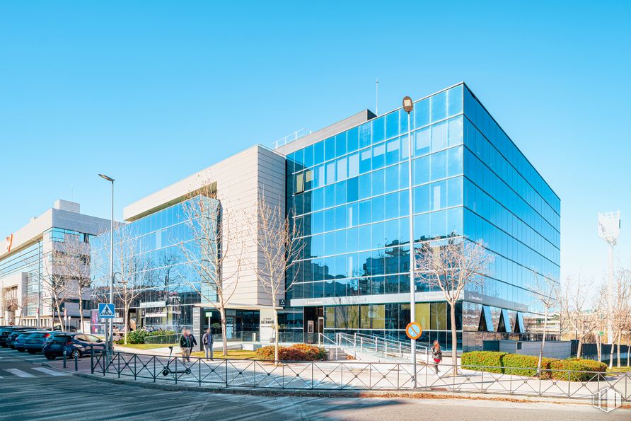 Oficina en alquiler en Edificio Altamar, Avenida Bruselas, 6, Alcobendas, Madrid, 28108 con edificio, cielo, luz de la calle, árbol, diseño urbano, bloque de torre, condominio, barrio, casa y edificio comercial alrededor