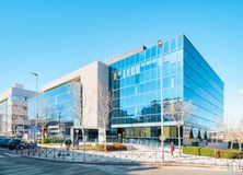 Oficina en alquiler en Edificio Altamar, Avenida Bruselas, 6, Alcobendas, Madrid, 28108 con edificio, cielo, luz de la calle, árbol, diseño urbano, bloque de torre, condominio, barrio, casa y edificio comercial alrededor