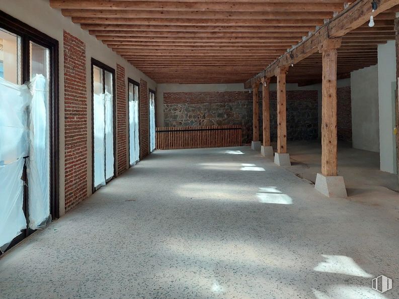 Retail for rent at Calle Tomás Luis de Victoria, 4, Ávila, 05001 with fixture, hall, wood, flooring, interior design, floor, building material, real estate, composite material and ceiling around