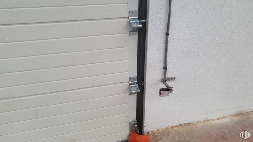 Industrial for sale at Calle Cedro, Arganda del Rey, Madrid, 28500 with lock and key, household hardware, latch, security, door handle, handle and hinge around