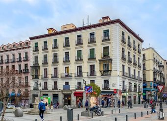 Retail for rent at Calle Carretas, 33, Centro, Madrid, 28012 with person, building, city, urban area, public space, town, neighbourhood, street, pedestrian and metropolitan area around