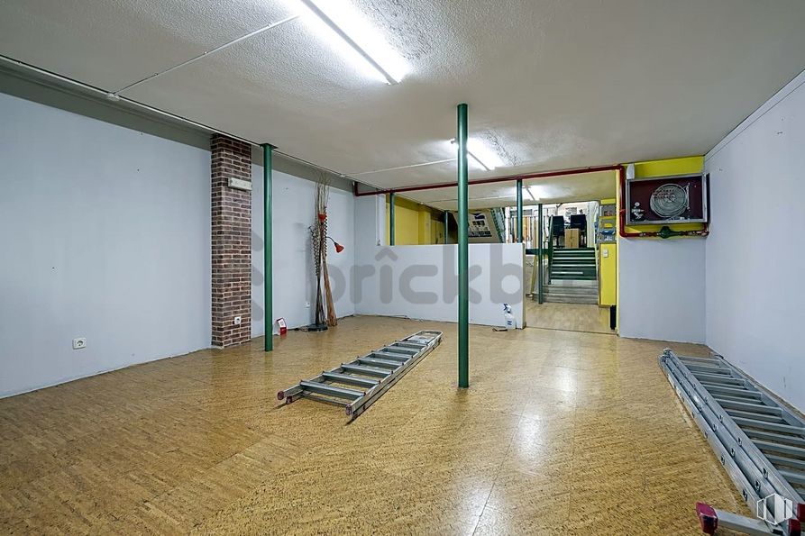 Retail for sale at Calle Gerardo de Diego, 1, Puente de Vallecas, Madrid, 28038 with light fixture, lighting, property, interior design, flooring, floor, hall, fixture, ceiling and wood around