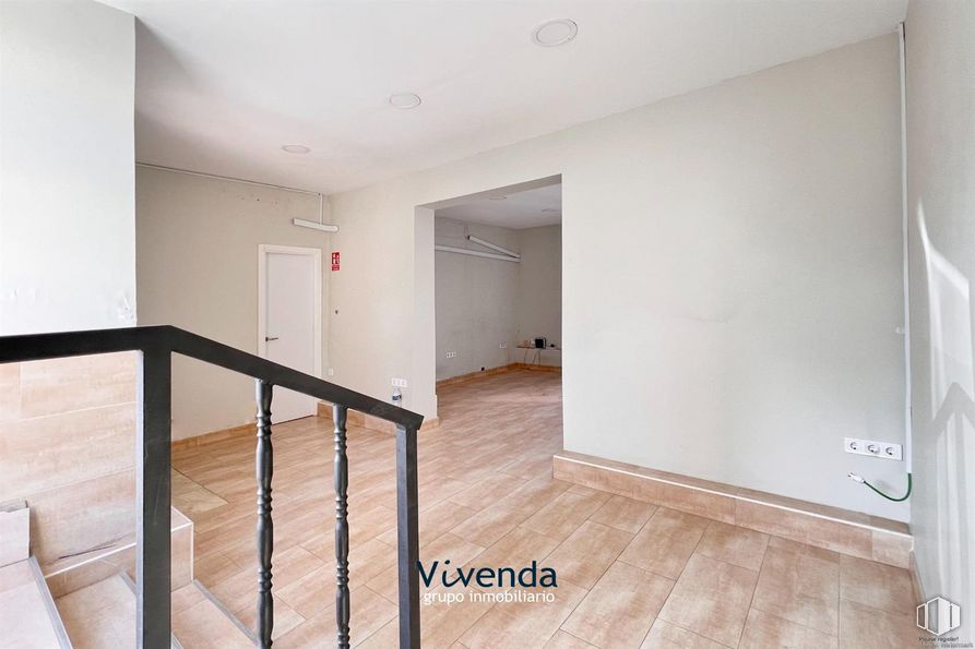 Local en venta en Calle Las Palmas, Móstoles, Madrid, 28937 con puerta, propiedad, accesorio, edificio, madera, interiorismo, hall, tinte para madera, suelos y suelo alrededor