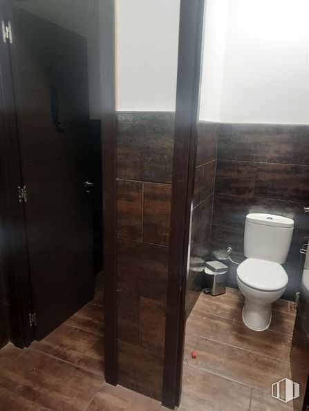 Local en alquiler en Avenida Libertad, Leganés, Madrid, 28917 con inodoro, suelos, suelo, madera, marrón, azulejo, gris, habitación, asiento del inodoro y tinte para madera alrededor