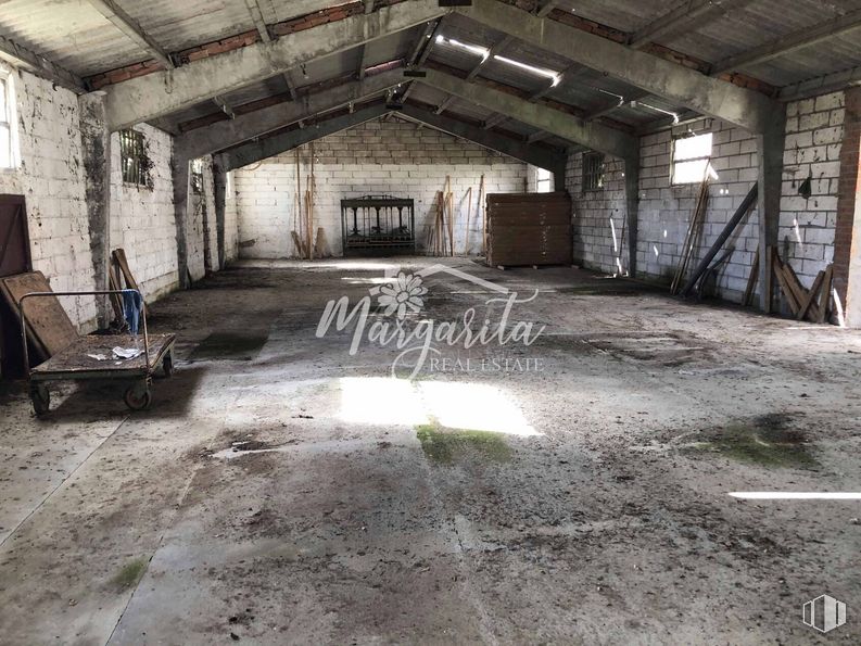 Nave en venta en Zona industrial, Bustarviejo, Madrid, 28720 con mueble, madera, suelo, hall, edificio, suelos, casa, ciudad, ventana y monocromo alrededor