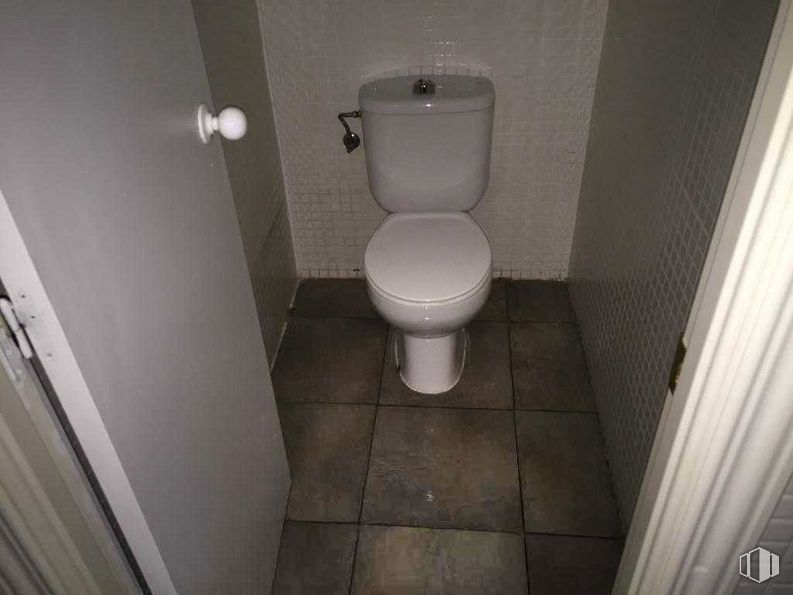 Retail for sale at Calle Fernando Mora, Carabanchel, Madrid, 28019 with toilet, toilet seat, bathroom, fixture, urinal, purple, plumbing fixture, floor, plumbing and hardwood around