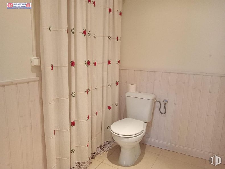 Retail for sale at Zona centro, Villafranca de los Caballeros, Toledo, 45730 with toilet, property, toilet seat, plumbing fixture, bathroom, fixture, purple, interior design, architecture and floor around