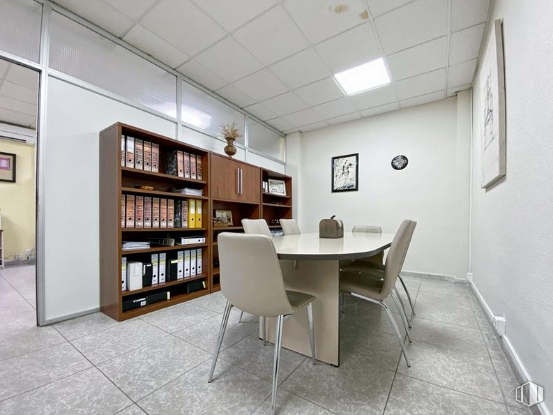 Oficina en venta en Calle Azuela, Collado Villalba, Madrid, 28400 con silla, mesa de cocina y comedor, estantería, mesa, lámpara, alumbrado, mueble, estante, edificio y estantería alrededor