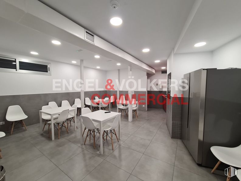 Industrial for sale & for rent at Calle Conde de Vilches, Salamanca, Madrid, 28028 with chair, table, furniture, property, building, automotive design, hall, interior design, floor and flooring around