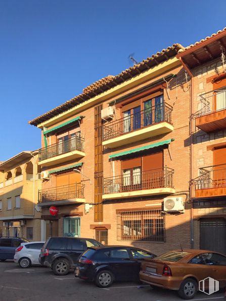 Retail for sale at Plaza Veracruz, 6, Mocejón, Toledo, 45270 with car, window, house, tire, wheel, automotive parking light, land vehicle, sky, building and property around