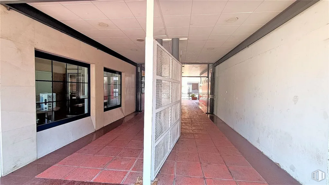 Retail for rent at Calle Zaragoza, 21, Guadalajara, 19005 with hall, fixture, floor, flooring, ceiling, wood, glass, brick, building material and composite material around