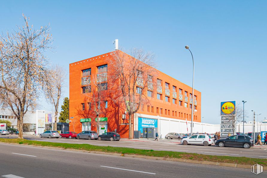 Oficina en alquiler en Calle Albasanz, San Blas - Canillejas, Madrid, 28037 con edificio, coche, cielo, planta, rueda, ventana, neumático, luz de la calle, vehículo y árbol alrededor