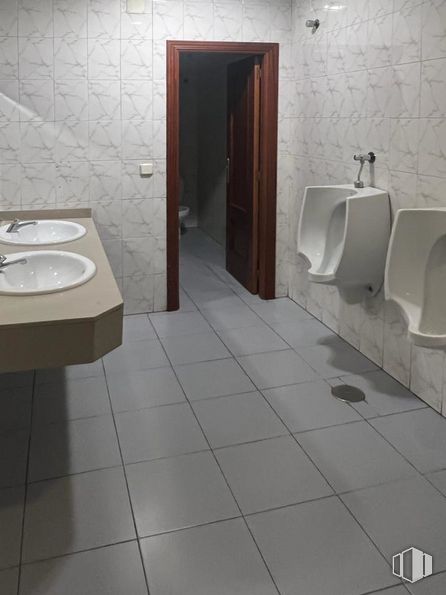 Local en alquiler y venta en Calle Manantial, Fuenlabrada, Madrid, 28942 con fregadero, accesorio de fontanería, edificio, madera, suelo de baldosas, lavabo de baño, grifo, alumbrado, baño y suelo alrededor