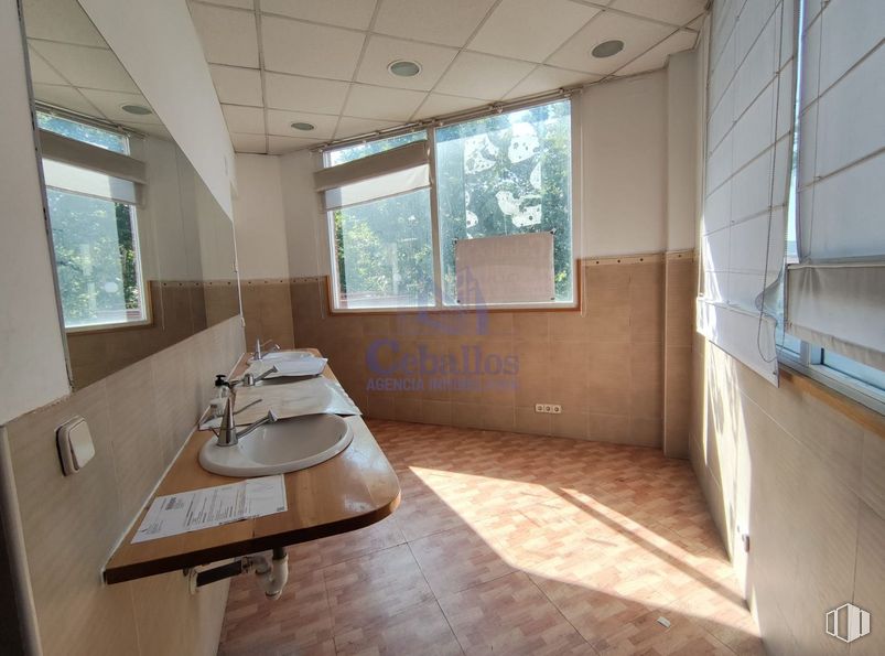 Retail for rent at Avenida Barcelona, Guadalajara, 19005 with window, sink, countertop, tap, plumbing fixture, building, wood, fixture, interior design and flooring around