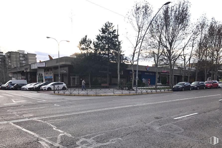 Local en alquiler y venta en Calle Leganés, 52, Fuenlabrada, Madrid, 28945 con edificio, luz de la calle, coche, vehículo terrestre, cielo, superficie de carretera, vehículo motorizado, árbol, asfalto y vehículo alrededor