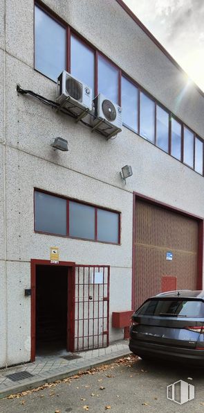 Nave en venta en Polígono Niño del Remedio, Fuenlabrada, Madrid, 28942 con coche, ventana, puerta, luz de estacionamiento, coche familiar, aparcamiento, albañilería, puerta del coche, vehículo de lujo y luces traseras y de freno alrededor