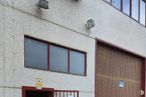 Industrial for sale at Polígono Niño del Remedio, Fuenlabrada, Madrid, 28942 with car, window, door, automotive parking light, family car, parking, brickwork, car door, luxury vehicle and automotive tail & brake light around