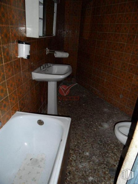 Retail for sale at Calle Álvaro de Luna, Cuenca, 16003 with sink, brown, tap, plumbing fixture, bathroom sink, bathroom, fluid, bathtub, floor and plumbing around