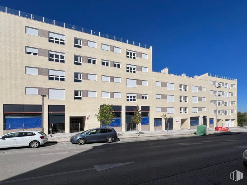 Local en alquiler y venta en Avenida Paris, Arganda del Rey, Madrid, 28500 con coche, vehículo terrestre, edificio, cielo, vehículo, ventana, rueda, neumático, diseño urbano y condominio alrededor