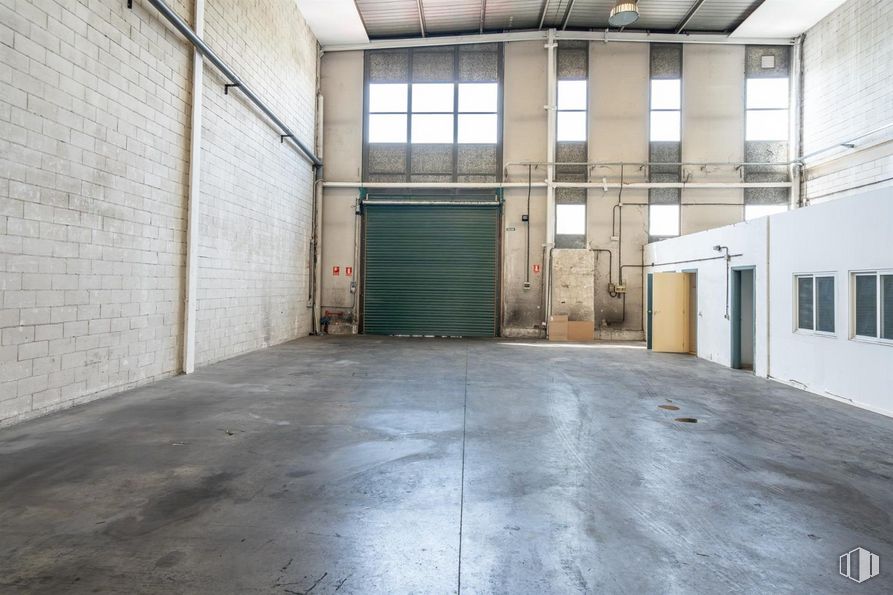 Industrial for sale at San Cristóbal, Villaverde, Madrid, 28021 with window, door, wood, hall, flooring, floor, fixture, gas, concrete and ceiling around