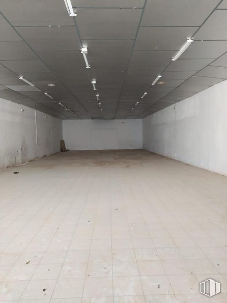 Industrial for sale at Avenida Dos de Mayo, Mocejón, Toledo, 45270 with light fixture, floor, building, flooring, composite material, tile flooring, hall, fixture, ceiling and concrete around