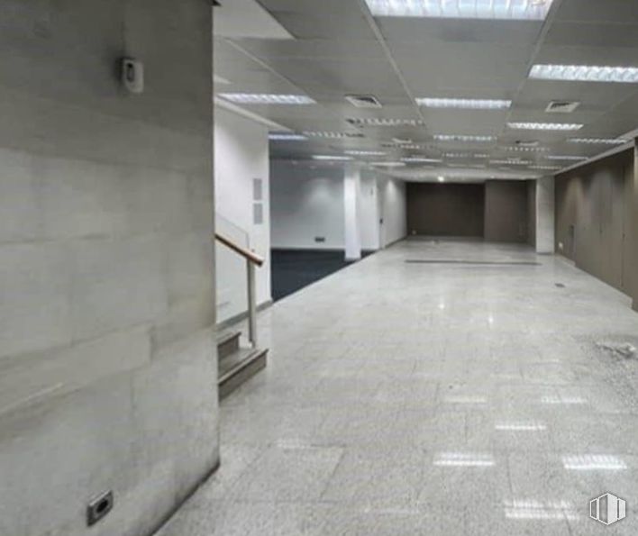 Retail for rent at Calle Feria, Colmenar Viejo, Madrid, 28770 with fixture, flooring, floor, tile flooring, hall, composite material, ceiling, concrete, glass and parking around