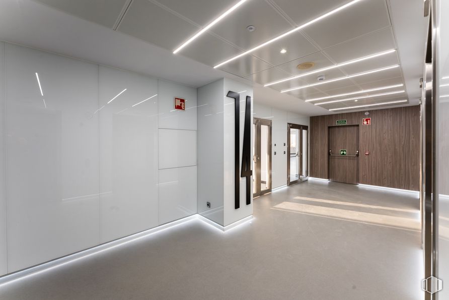 Oficina en alquiler en Avenida Burgos, 12, Chamartín, Madrid, 28036 con mediante, edificio, accesorio, diseño de interiores, entrada, piso, suelo, pared, techo y vidrio alrededor