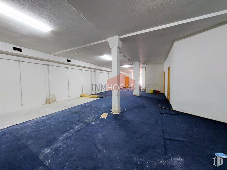 Industrial for sale at Zona Estación, Ávila, 05001 with asphalt, flooring, gas, composite material, road surface, concrete, space, ceiling, wood and room around