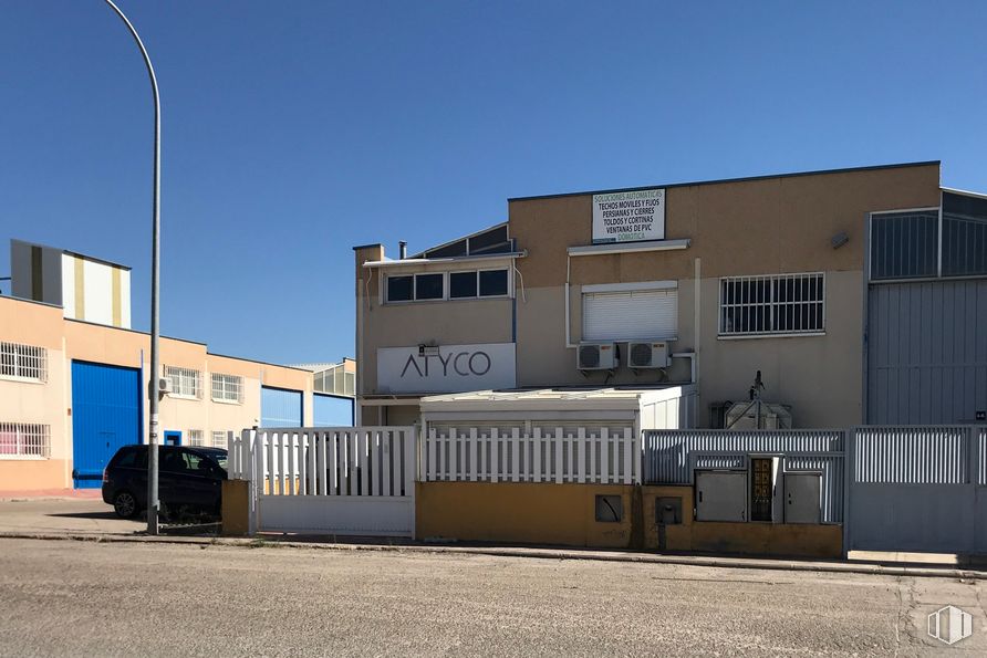 Nave en venta en Calle Herreros, 4, Velilla de San Antonio, Madrid, 28891 con ventana, coche, edificio, cielo, luz de la calle, casa, asfalto, área residencial, diseño urbano y fachada alrededor