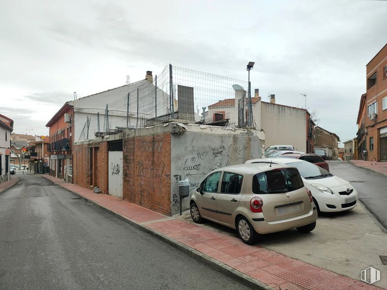 Retail for sale at Calle Carreteros, 9, Loeches, Madrid, 28890 with car, building, cloud, sky, vehicle, automotive parking light, window, wheel, tire and vehicle registration plate around