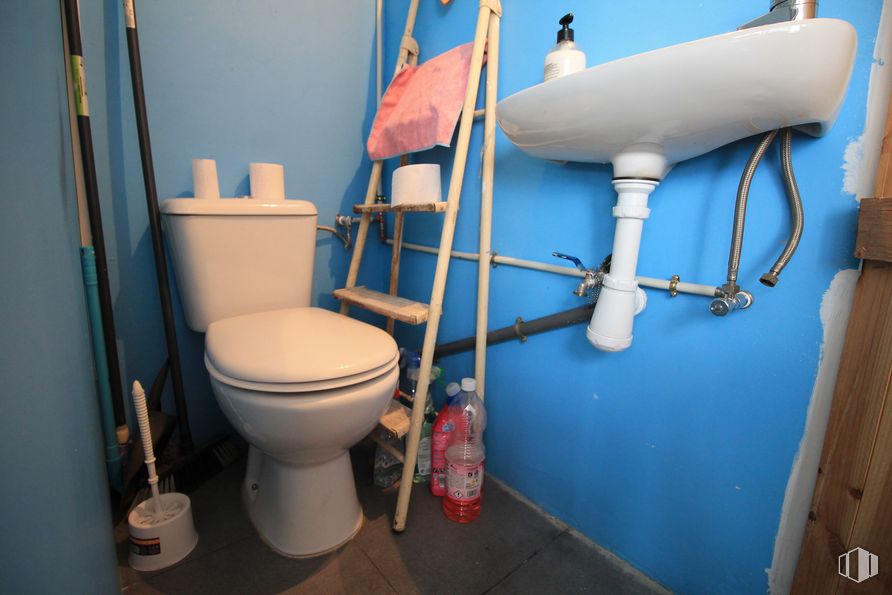 Retail for sale at Avenida Doctor Federico Rubio y Galí, 56, Tetuán, Madrid, 28039 with toilet, packaged goods, toilet seat, plumbing fixture, purple, bathroom, floor, plumbing, household supply and building around