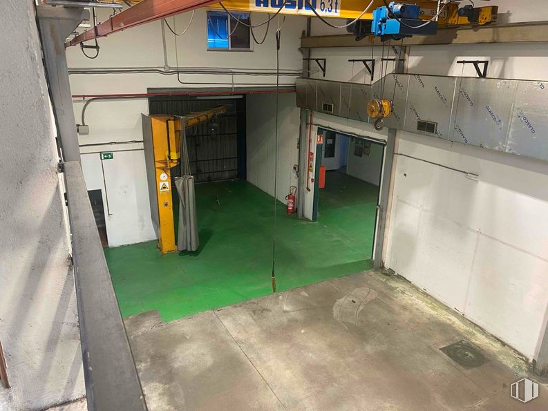 Industrial for rent at Zona industrial, Torrejón de Ardoz, Madrid, 28850 with floor, flooring, ceiling, metal, machine, steel, basement, paint and aluminium around