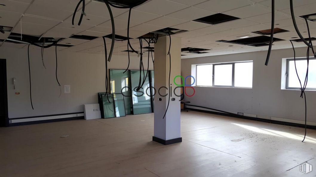 Office for sale at Calle Francisco Aritio, 164, Guadalajara, 19004 with window, building, wood, interior design, art, sculpture, flooring, ceiling, houseplant and event around