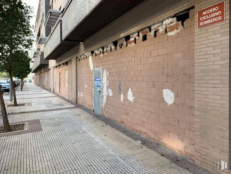 Local en alquiler y venta en Calle Bulgaria, 1, Alcalá de Henares, Madrid, 28806 con edificio, árbol, superficie de carretera, madera, planta, asfalto, albañilería, ladrillo, espacio público y acera alrededor