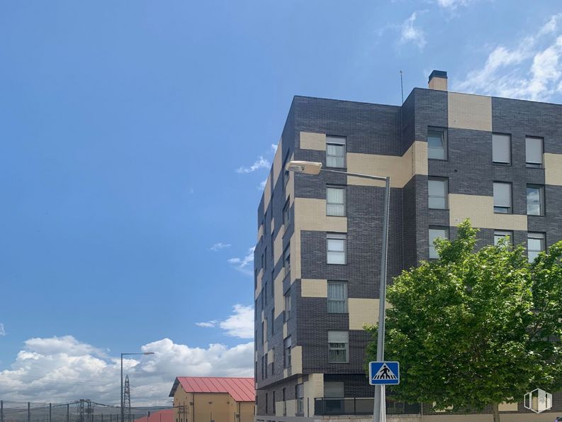 Retail for sale at Calle Banderas de Castilla, 11, Ávila, 05001 with building, cloud, sky, window, street light, tower block, condominium, urban design, house and tree around