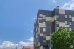 Retail for sale at Calle Banderas de Castilla, 11, Ávila, 05001 with building, cloud, sky, window, street light, tower block, condominium, urban design, house and tree around