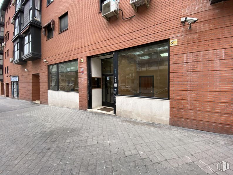 Local en venta en Paseo Melancólicos, 4, Arganzuela, Madrid, 28005 con ventana, puerta, edificio, superficie de la carretera, madera, albañilería, ladrillo, diseño urbano, acera y pared alrededor