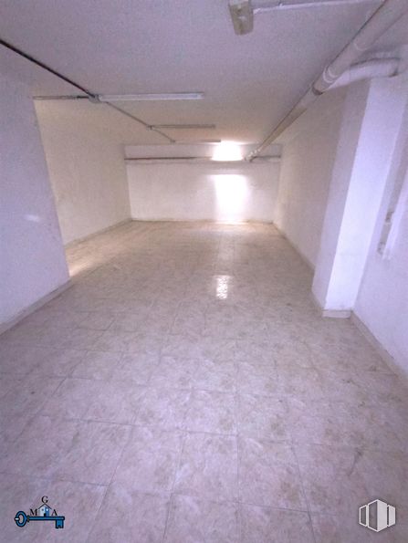 Retail for rent at Calle Miguel de Unamuno, 3, Fuenlabrada, Madrid, 28944 with floor, flooring, ceiling, tile flooring, hall, tile and basement around