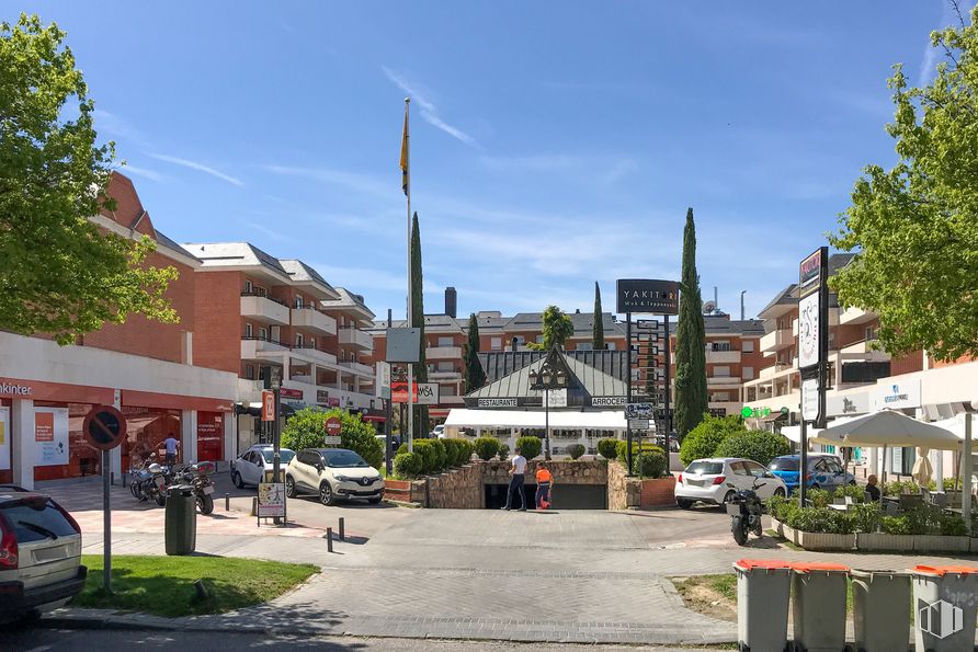 Local en alquiler en Avenida Europa, 27, Moncloa - Aravaca, Madrid, 28023 con coche, edificio, paraguas, cielo, planta, nube, propiedad, rueda, infraestructura y vehículo alrededor