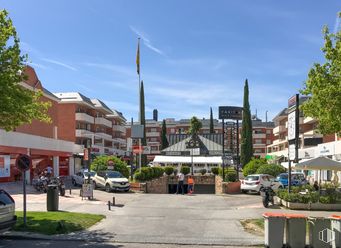 Local en alquiler en Avenida Europa, 27, Moncloa - Aravaca, Madrid, 28023 con coche, edificio, paraguas, cielo, planta, nube, propiedad, rueda, infraestructura y vehículo alrededor