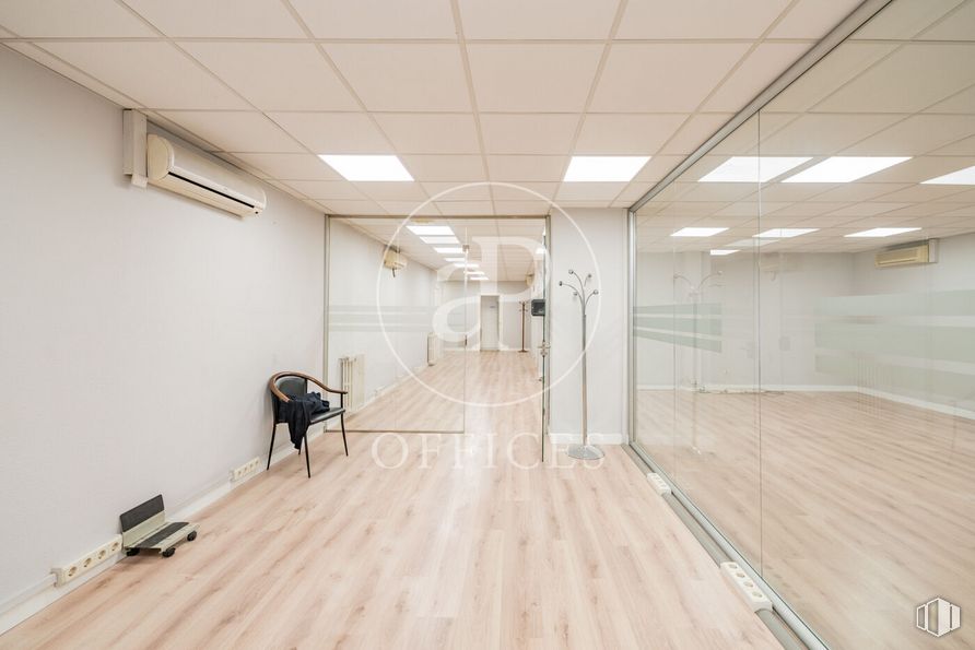 Oficina en alquiler en Avenida Brasil, Tetuán, Madrid, 28020 con silla, edificio, accesorio, hall, madera, interiorismo, suelos, suelo, techo y madera dura alrededor