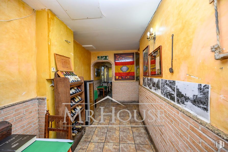 Retail for sale at Calle Dos Amigos, Parla, Madrid, 28980 with light fixture, wall, door, wood stain, brickwork, brick, hardwood, paint, home door and bicycle wheel around