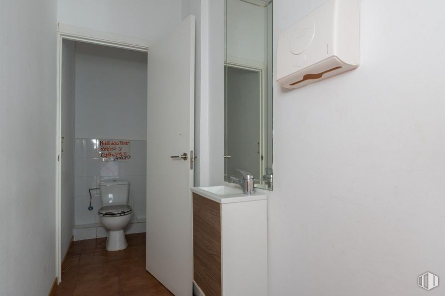 Local en alquiler y venta en Calle Emilio Ferrari, Ciudad Lineal, Madrid, 28017 con inodoro, mueble de baño, accesorios de fontanería, edificio, grifo, fregadero, cuarto de baño, accesorio, lavabo y espejo alrededor