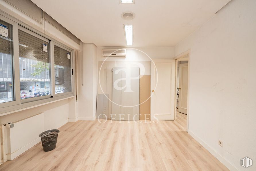 Oficina en alquiler en Avenida Brasil, Tetuán, Madrid, 28020 con alumbrado, accesorio, ventana, madera, interiorismo, suelos, suelo, hall, edificio y suelo laminado alrededor