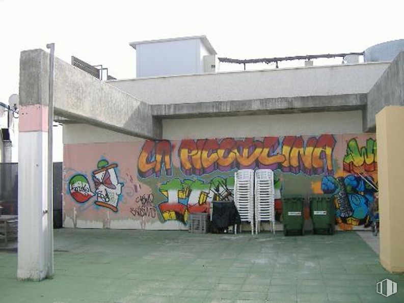 Local en venta en Centro Comercial La Rotonda, Plaza Toro, 1, Tres Cantos, Madrid, 28760 con edificio, cielo, planta, graffiti, arquitectura, pintura artística, arte, fachada, pintura y casa alrededor