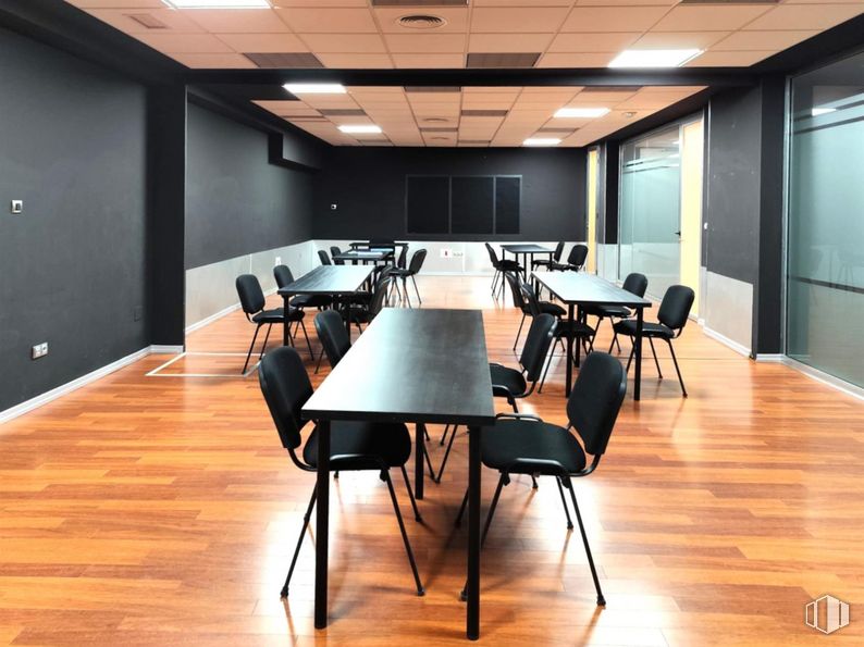 Oficina en alquiler en Calle Aves, 6, Aranjuez, Madrid, 28300 con silla, mesa, mesa de cocina y comedor, mueble, edificio, madera, alumbrado, hall, interiorismo y suelos alrededor